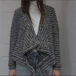 BLACK WHITE DRAPPY CARDIGAN